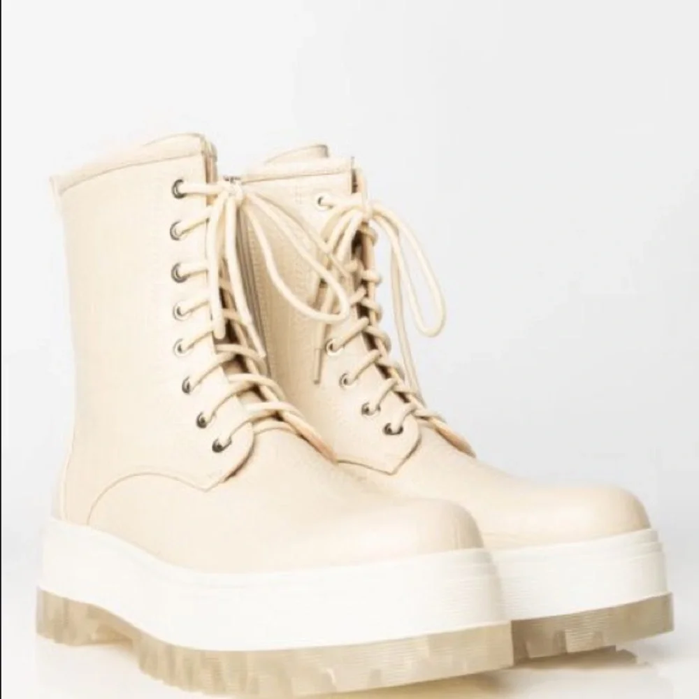 🎊HP🎉 Dolls Kill Ivory Chelsea Vegan Crocodile Leather Lace Up Flat Boots - Picture 2 of 5